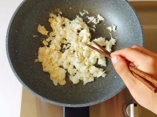 15、赛螃蟹——不是螃蟹，胜似螃蟹,为了保持鸡蛋的嫩度，必须大火快速炒散，炒的时候可以用筷子帮忙把蛋白和蛋黄划散；