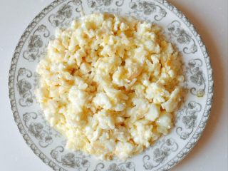 16、赛螃蟹——不是螃蟹，胜似螃蟹,炒熟炒碎盛出，放一旁备用；