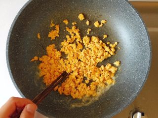 18、赛螃蟹——不是螃蟹，胜似螃蟹,蛋黄炒熟炒碎后，铺在之前炒好的蛋白上；