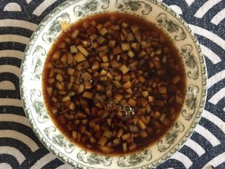 19、赛螃蟹——不是螃蟹，胜似螃蟹,香醋和姜末混合均匀，调成姜醋汁；