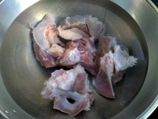 1、暖身羊肉汤,羊肉洗净切大块,焯水,去除血沫。要冷水入锅哦,才能逼出来血水。