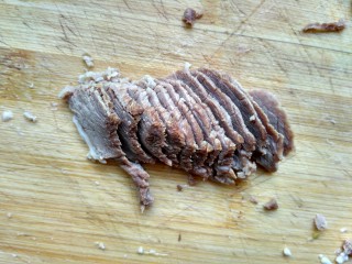 8、暖身羊肉汤,羊肉炖软,关火,把肉捞出来,放至稍凉切成薄片