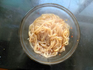 12、暖身羊肉汤,粉条放入碗里,搅拌一下