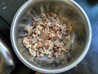 9、暖身羊肉汤,切好的羊肉,肥瘦混合一起