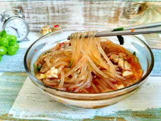 16、暖身羊肉汤,其实我是个爱嗦粉的妹纸~~,不喜欢粉的就多放两把肉~哈哈,吃完一碗,全身热乎乎的。