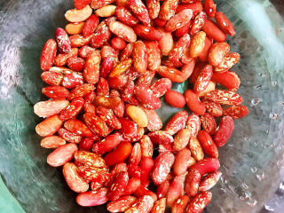 3、烤牛肉粒,花腰豆放入清水浸泡