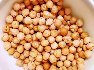 4、烤牛肉粒,鹰嘴豆放入清水浸泡