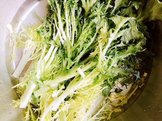 7、烤牛肉粒,苦苣冲洗干净