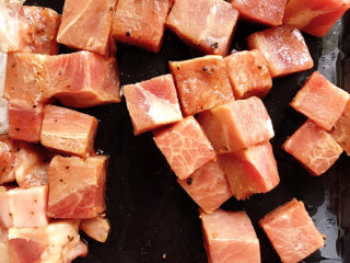 9、烤牛肉粒,这款牛肉粒已经用黑椒酱腌制过了