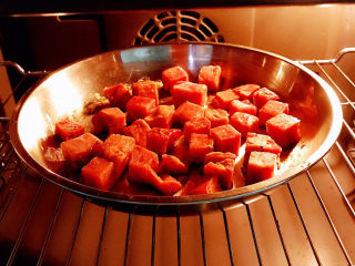 11、烤牛肉粒,放入烤箱