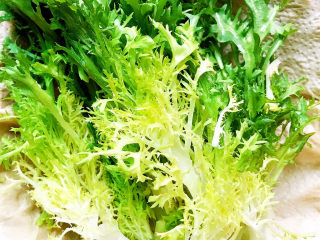 15、烤牛肉粒,洗干净的苦苣用厨房纸巾拭干水分