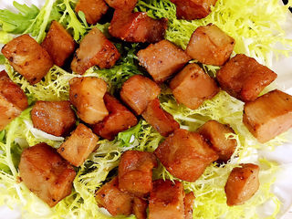 16、烤牛肉粒,放入盘中，摆上牛肉粒