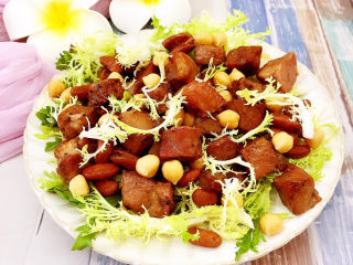 19、烤牛肉粒,将两种豆均匀的撒在牛肉粒中