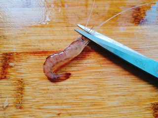 3、家常菜+韭菜炒小白虾,再用剪刀剪去长须
