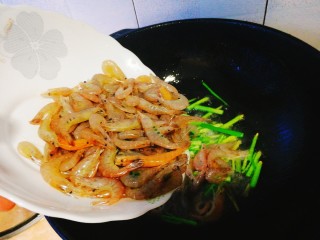 8、家常菜+韭菜炒小白虾,然后加入虾，快速翻炒，大火哦