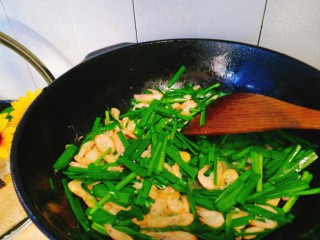 11、家常菜+韭菜炒小白虾,快速翻炒，保持大火