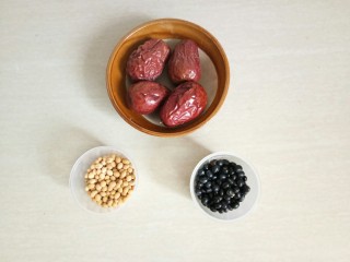 1、黑豆红枣豆浆,准备好所有材料。