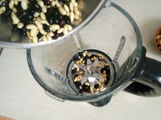 3、黑豆红枣豆浆,洗净泡好的黑豆、黄豆倒入料理杯中。