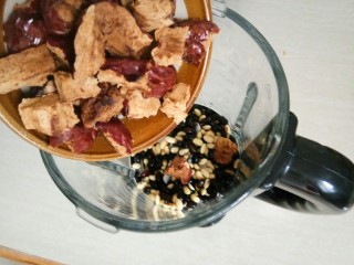 4、黑豆红枣豆浆,倒入红枣。