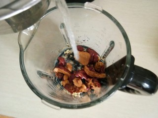 5、黑豆红枣豆浆,加入清水。