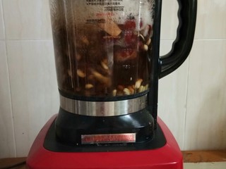 7、黑豆红枣豆浆,料理机边加热力搅拌。