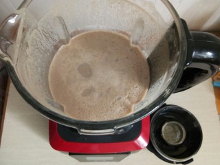 8、黑豆红枣豆浆,打好的豆浆好香。