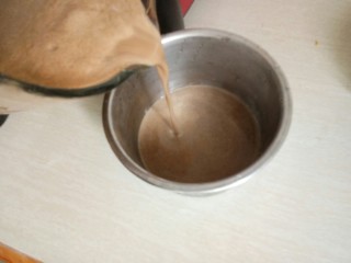 9、黑豆红枣豆浆,倒入碗中晾凉享用。