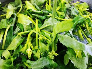 2、油菜香菇,油菜得放在盐水中浸泡10分钟左右，以便去除菜虫和一些残留杀虫药。