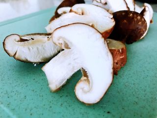 3、油菜香菇,新鲜的香菇清洗干净后，切成片，不要太薄。如果没有新鲜的用干香菇也可以。