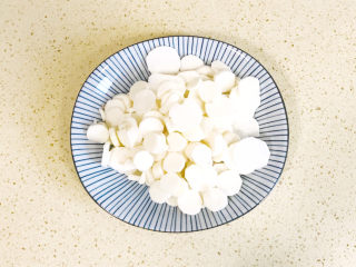 3、山药红枣糕,山药去皮，洗净，切成薄片