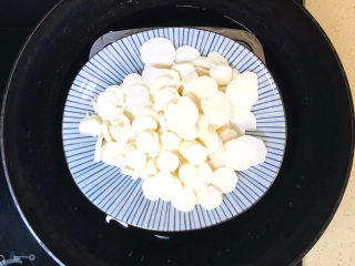 4、山药红枣糕,镉水装入锅中，大火烧开，煮熟