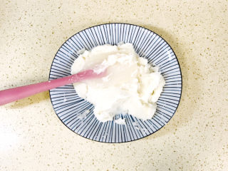 6、山药红枣糕,用刮刀按压成山药泥