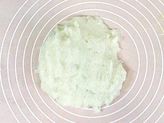 7、山药红枣糕,全部倒入案板上，揉成团，案板上可以滴几滴油防粘