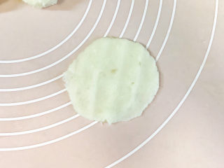 9、山药红枣糕,取一个山药球，按压成圆片