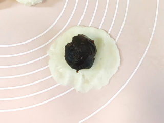 10、山药红枣糕,在中间加一个红枣球