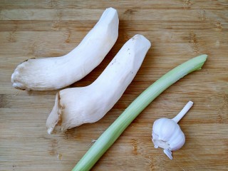 1、三汁杏鲍菇,准备食材。
