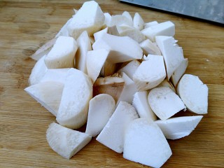 2、三汁杏鲍菇,杏鲍菇切成滚刀块。