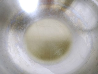 10、三汁杏鲍菇,炒锅烧热放入适量食用油。