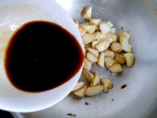 14、三汁杏鲍菇,倒入调理好的酱汁,翻炒均匀。