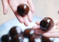 6、月子餐伴侣：黑豆姜糖,揉造：取适量姜糊，用手揉至圆团。