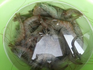 1、虾丸菠菜汤,虾反复冲洗干净。