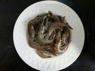 2、虾丸菠菜汤,剪掉虾须，去掉虾线。