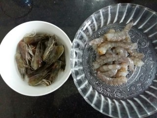 3、虾丸菠菜汤,虾去皮。