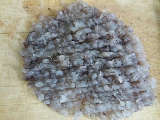 4、虾丸菠菜汤,虾用刀剁碎，也可以用料理机打碎。