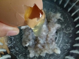 5、虾丸菠菜汤,打入1个蛋清，可以让虾丸更嫩滑。