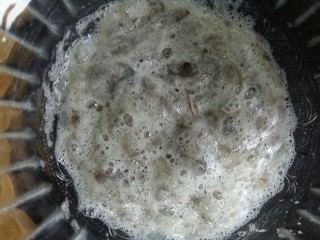 6、虾丸菠菜汤,加入1勺料酒，半勺酱油，少许盐，搅拌均匀腌制半小时。