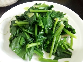 10、虾丸菠菜汤,菠菜焯半分钟捞出备用。