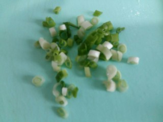 11、虾丸菠菜汤,葱切成葱花，用来炝锅。