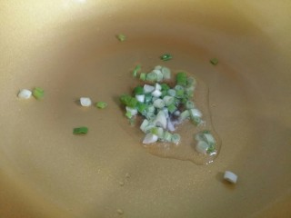12、虾丸菠菜汤,热锅凉油，倒入葱花小火炒出香味。