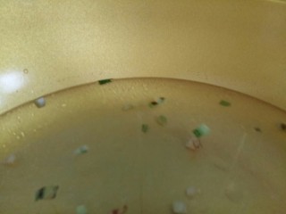 13、虾丸菠菜汤,倒入1500ml左右的水。大火烧开转中火。